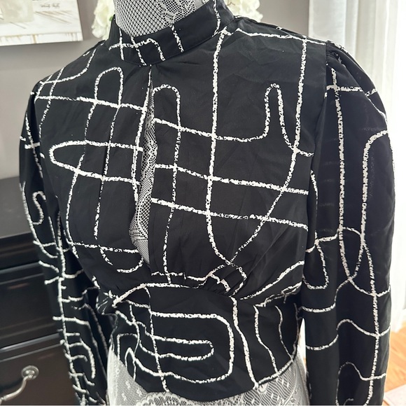 Good Soul Black White Abstract Open Back Tie Blouse High Neck size Medium - Picture 4 of 16